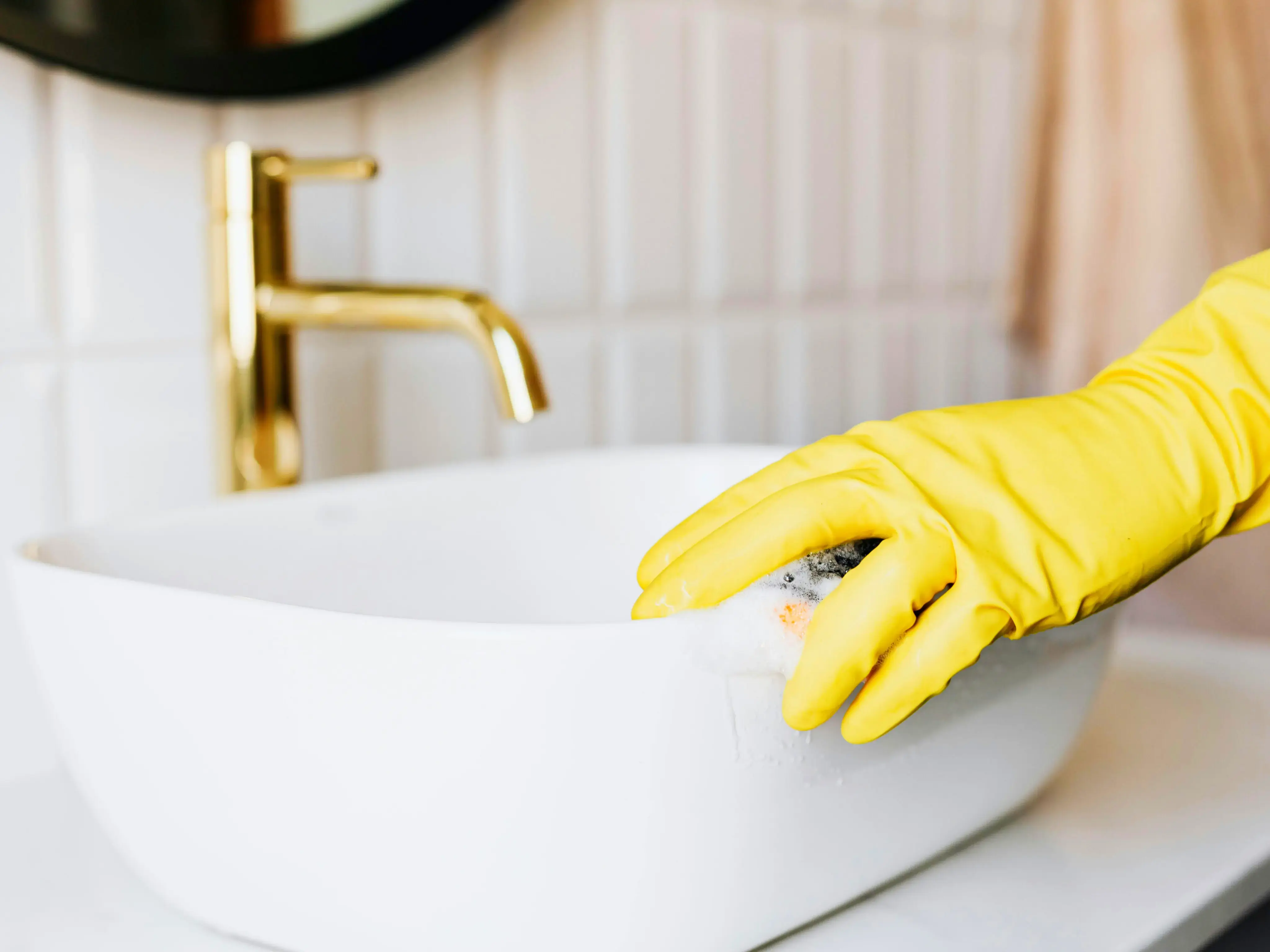 تمیز کردن شیرآلات با اسفنج نرم و محلول خانگی